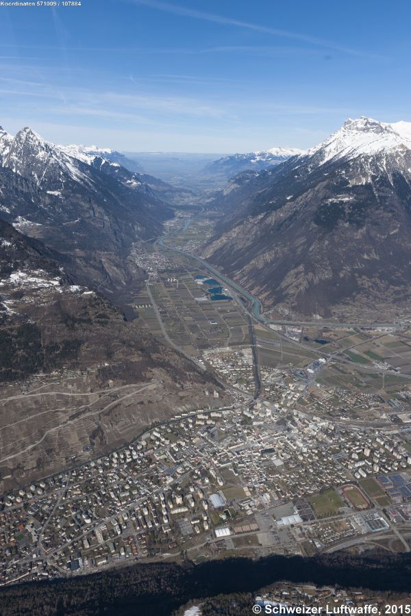 Martigny (Position: 2'571'662.91, 1'106'178.66), Blickrichtung Nord Richtung Genfersee. Im Bildzentrum: Ebene 'Les Sables', 'Ferme des Iles', 'Ferme Saudan' mit ausgedehnten Aprikosenkulturen; grosse Baggerseen ehemaliger Kiesgruben.